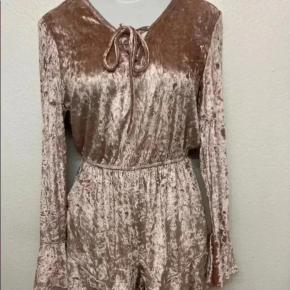 🆕Velzera Bell Sleeve Velvet Lace-Up Romper🆕 - Picture 6 of 13